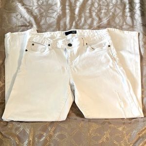 ☑️White Distressed Jeans